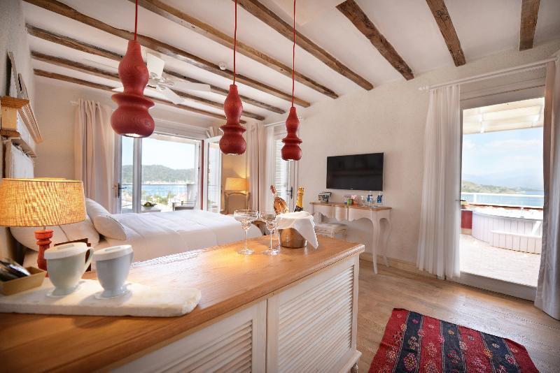 Deluxe, Queen Bed, Sea View