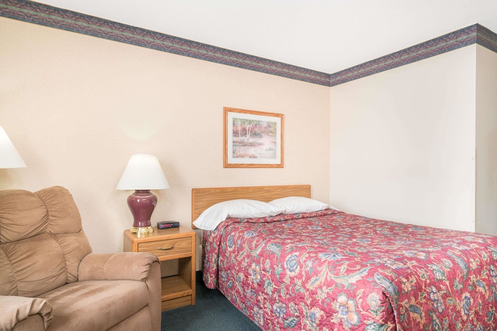 Super 8 by Wyndham Superior WI 6/25
