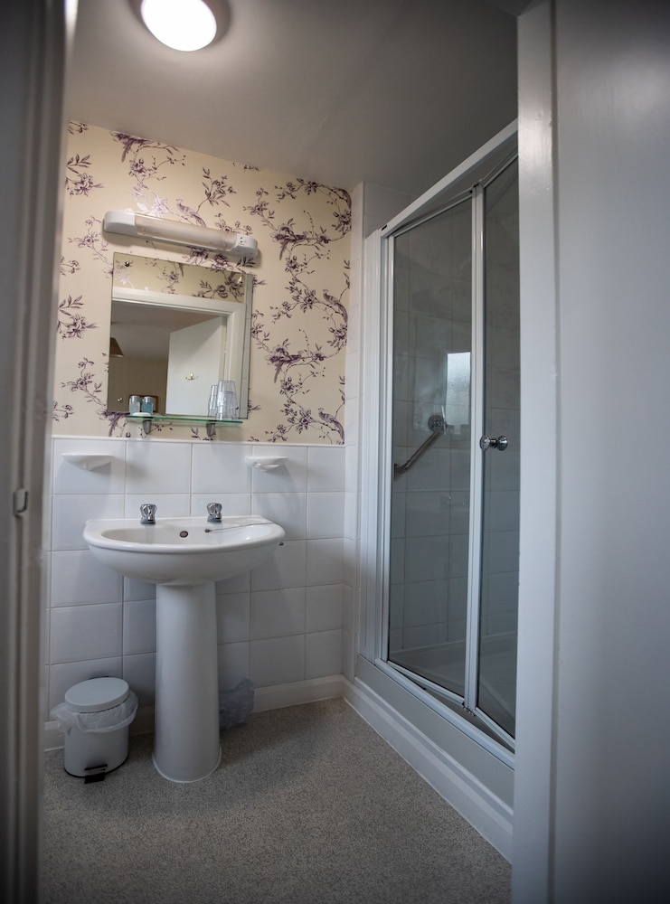 Raincliffe Hotel 49/50
