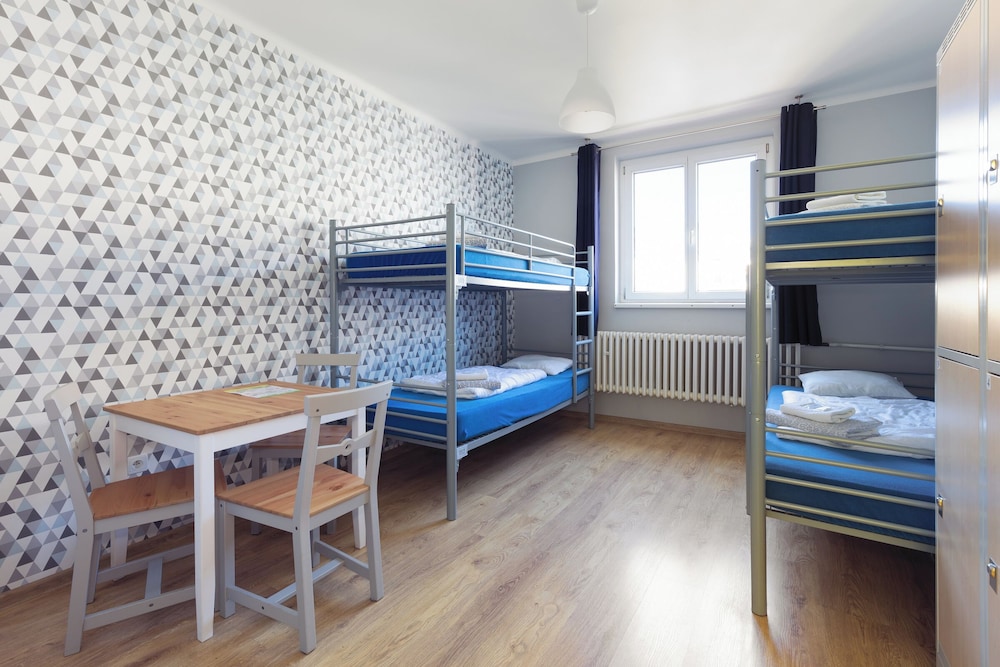 ROOM, 8 PEOPLE, SHARED BATHROOM