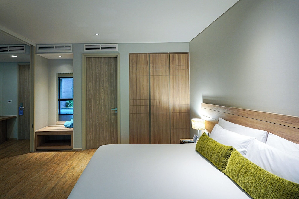 PREMIER, SUITE, KING BED
