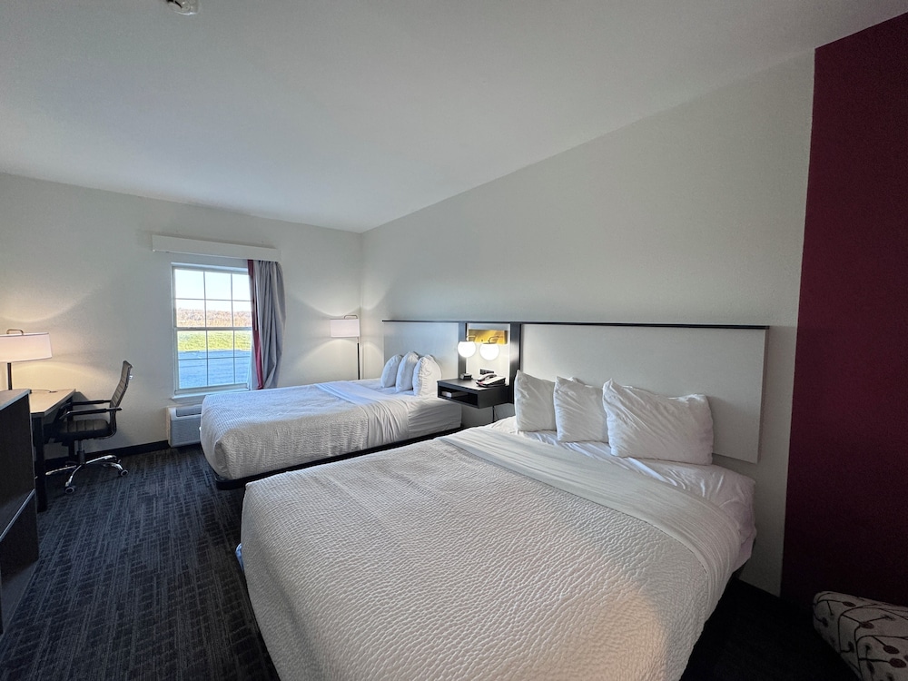 غرفة بسريرين كوين، Ramada by Wyndham Sparta/At Speedway 2/3
