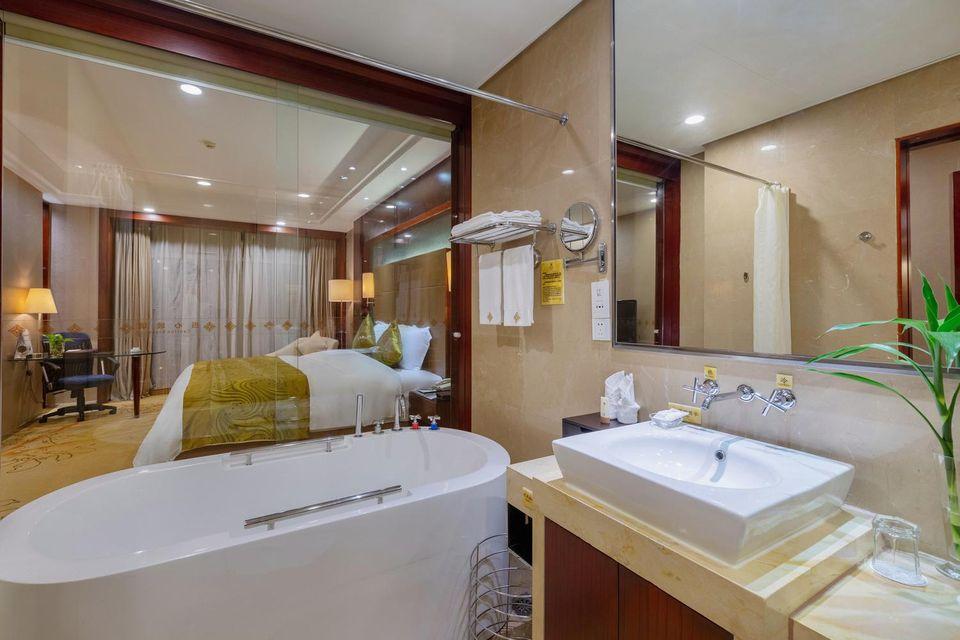 Superior, King Bed, Queen Bed