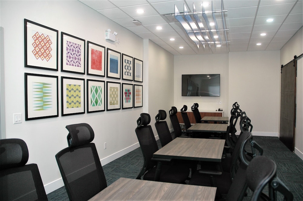 Holiday Inn Express And Suites Edmonton Sw Windermere 44/78