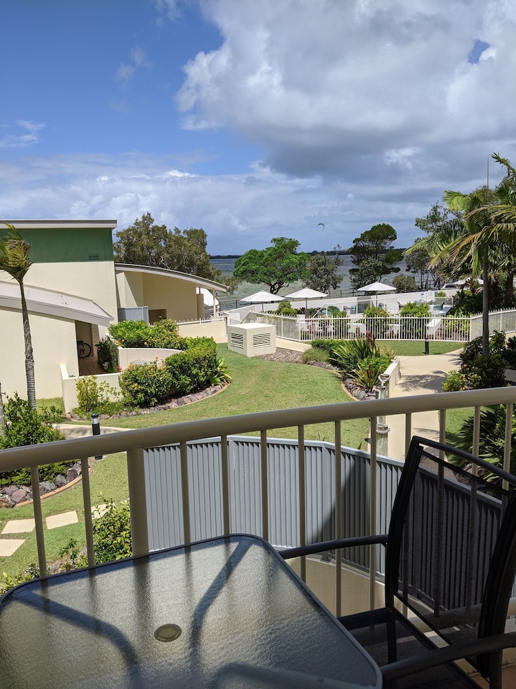 MOORINGS BEACH RESORT 54/77