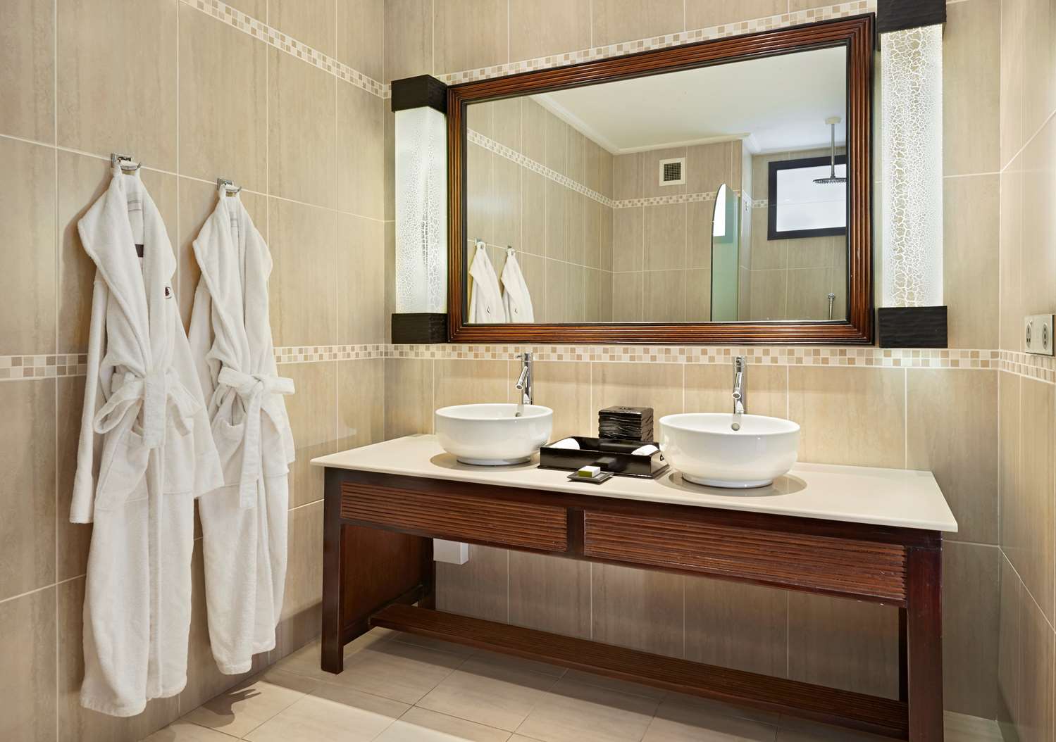 غرفة ديلوكس بسرير كينج بإطلالة على البحر، Doubletree By Hilton Seychelles Allamanda Resort And Spa 2/2