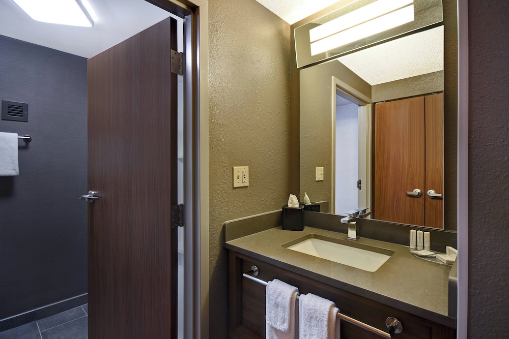 غرفة بسريرين كوين بشرفة، Courtyard by Marriott Cincinnati Airport 2/3