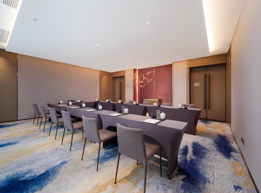 Grand Mercure Wuxi Huishan 64/76