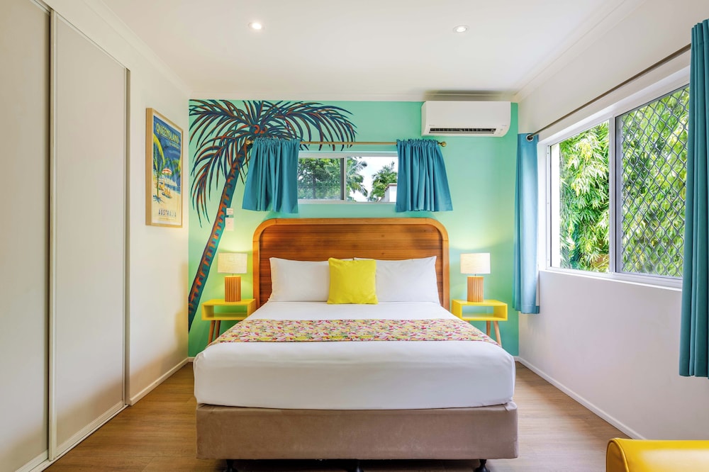 PORT DOUGLAS MOTEL 22/73