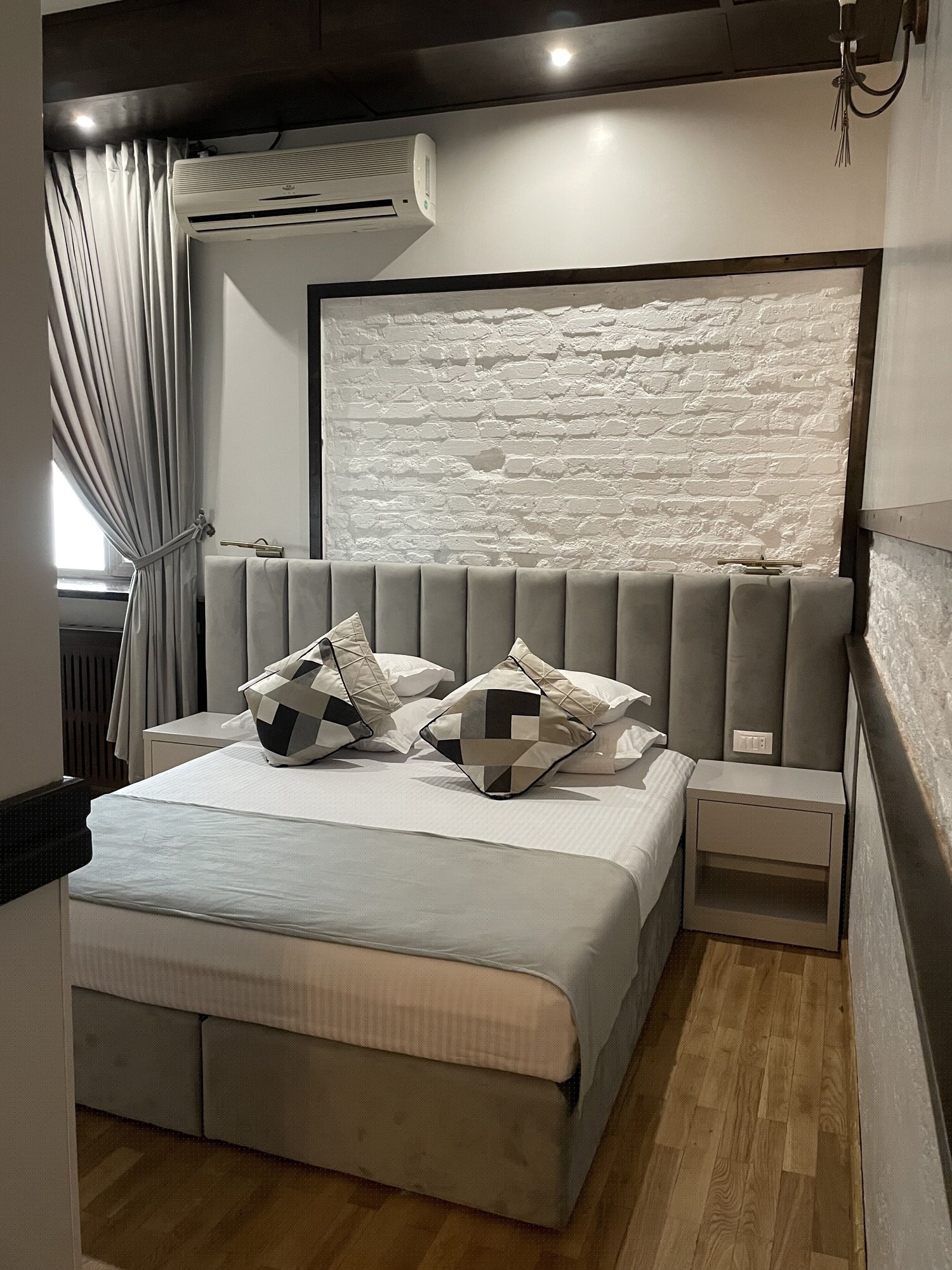 Room, King Bed, La Strada Boutique Villa 9/10