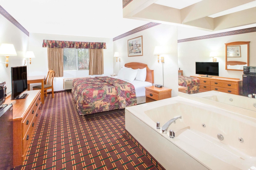 Days Inn Sault Ste Marie MI 10/23