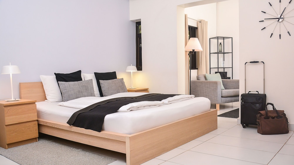 1 BEDROOM, STUDIO, KITCHENETTE, GARDEN AREA