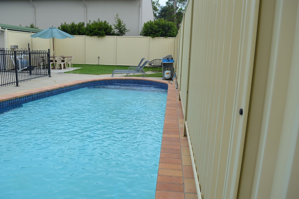 Golden Beach Motor Inn 6/45