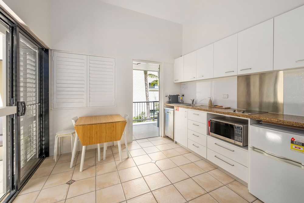 JULIANS APARTMENTS 8/50