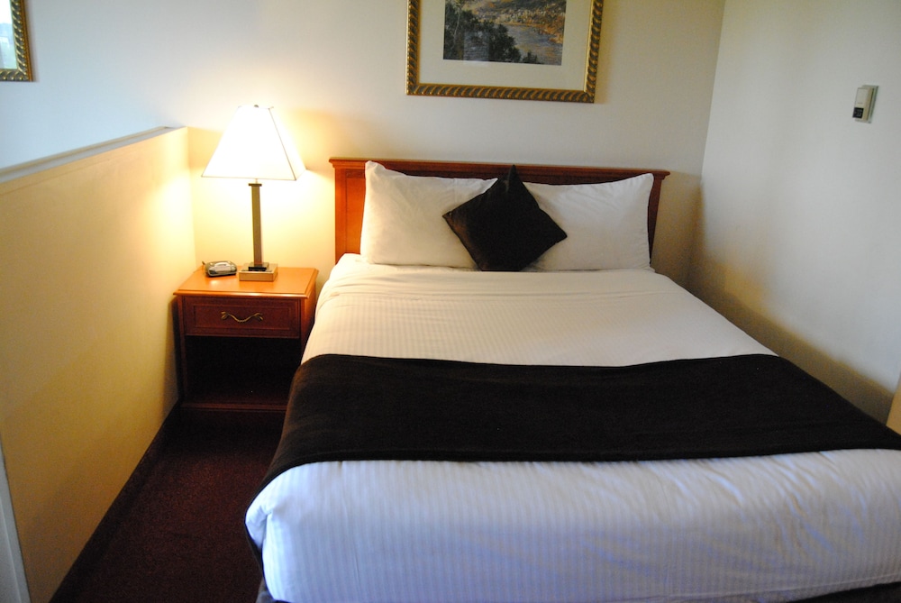 Economy Inn 11/27