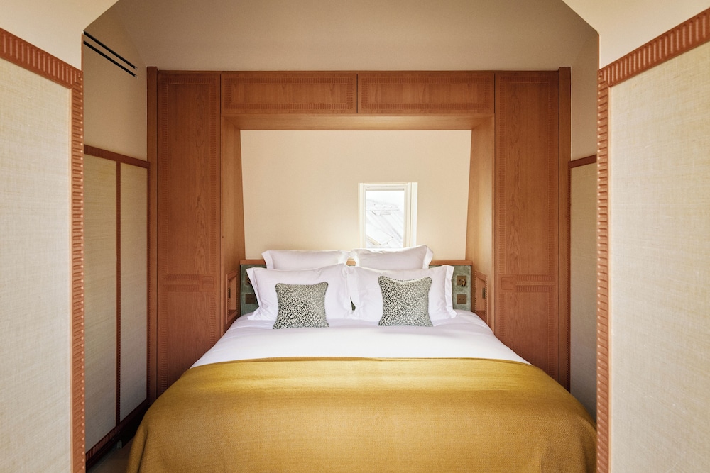 SIGNATURE, SUITE, CITY VIEW