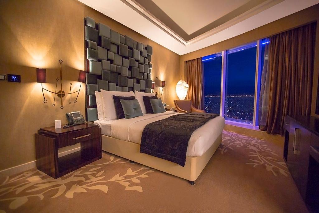 Diplomatic Sky Suite with One King Bed