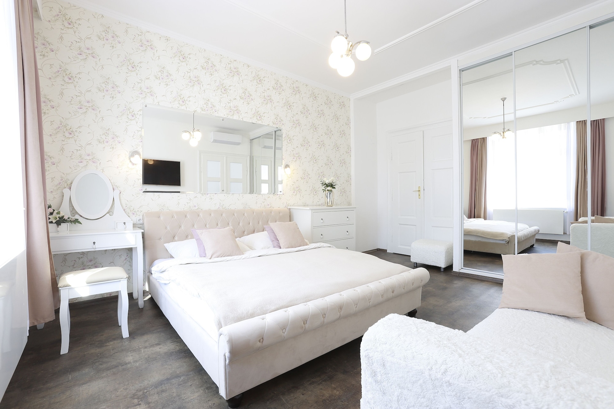 Premium, Luxury, Apartment, 1 King and 2 Queen Beds, Castle View, Balcony