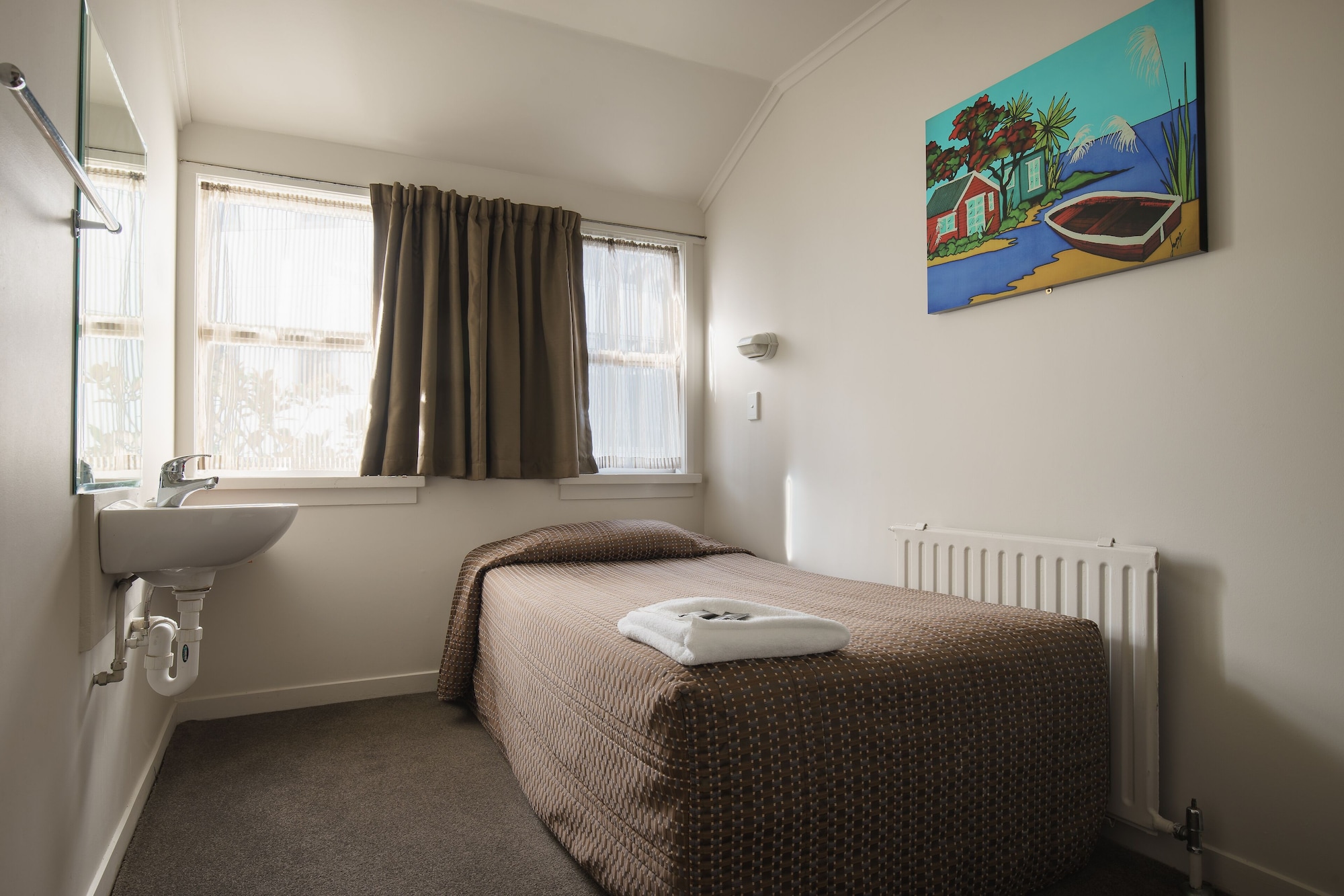 ECONOMY, SINGLE, SHARED BATHROOM