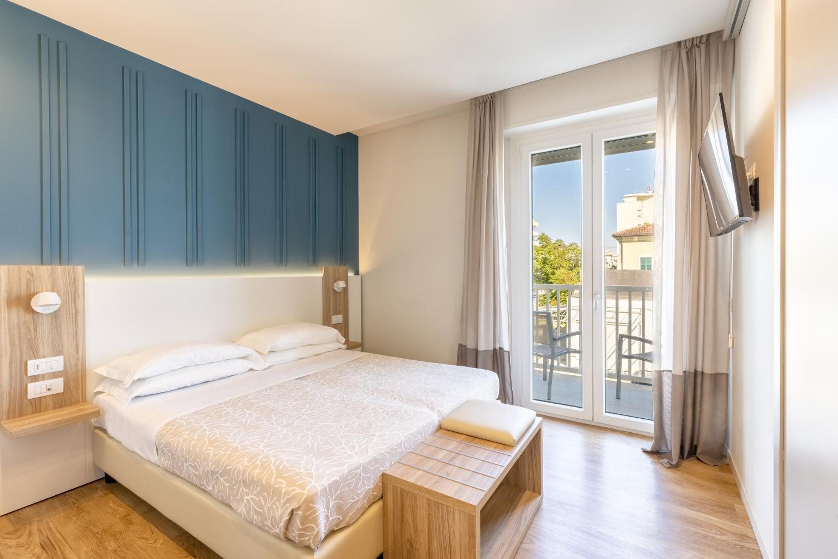 Room, Double or Twin Bed, Lateral Side Sea View