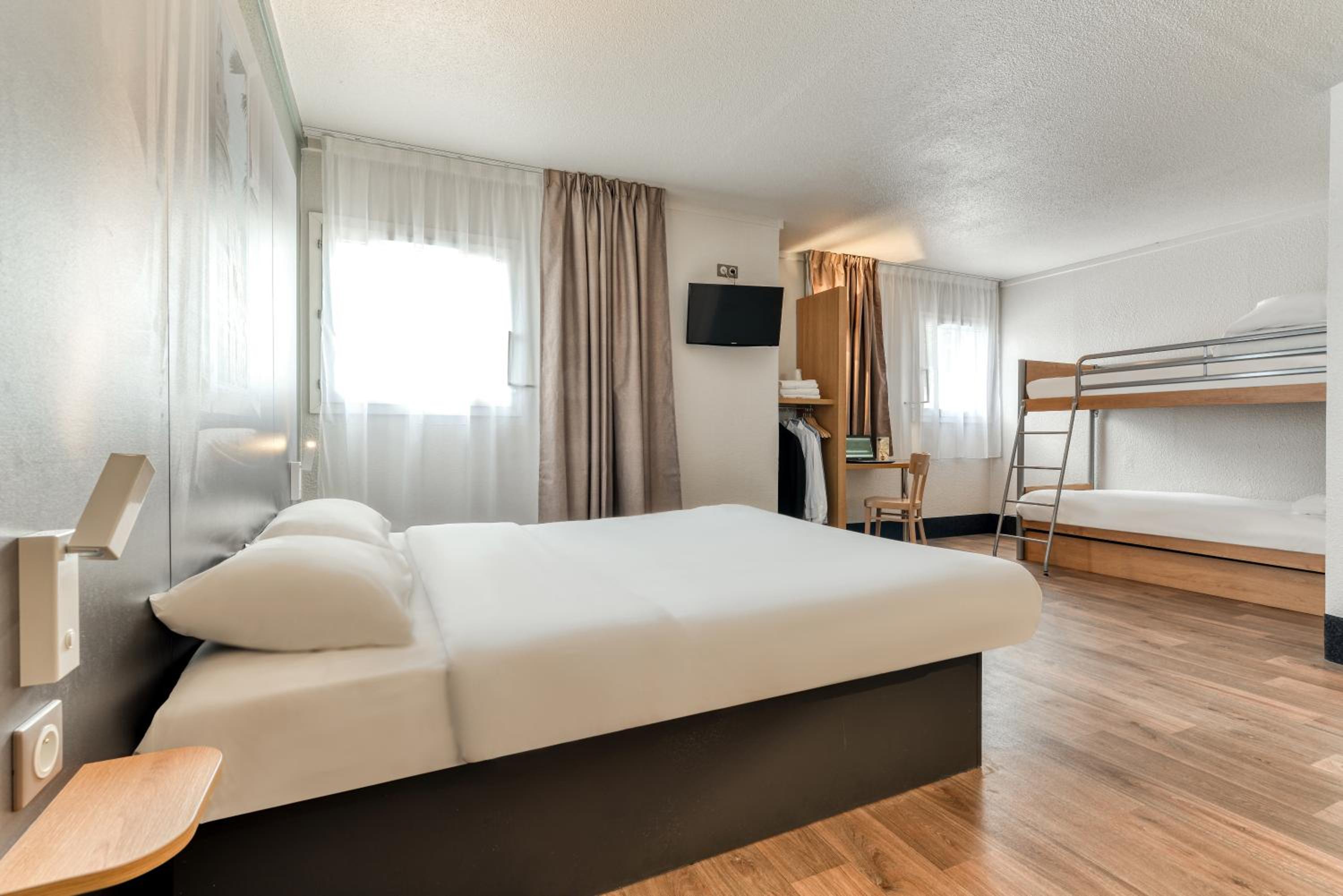Room, Quadruple