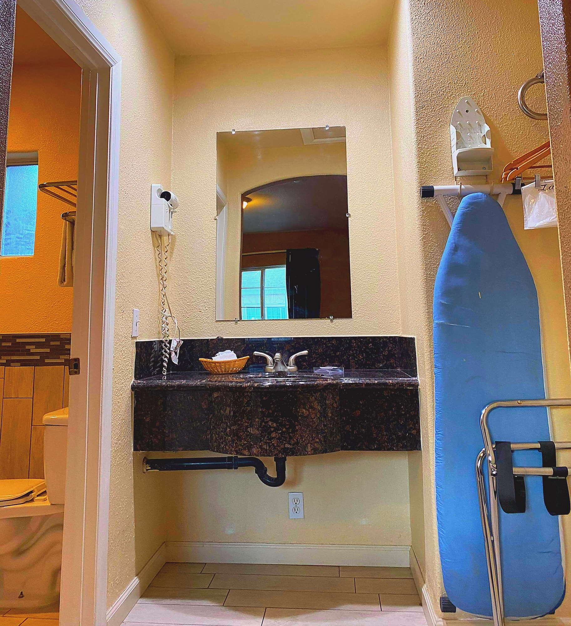 غرفة قياسية بسريرين مزدوجين، Rodeway Inn Near Coachella 8/8