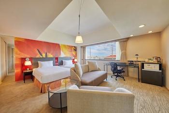 SUITE, DOUBLE OR TWIN BED