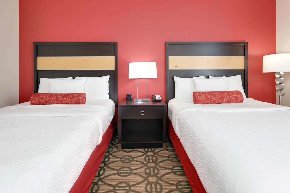 La Quinta Inn & Suites by Wyndham Starkville at MSU 18/53