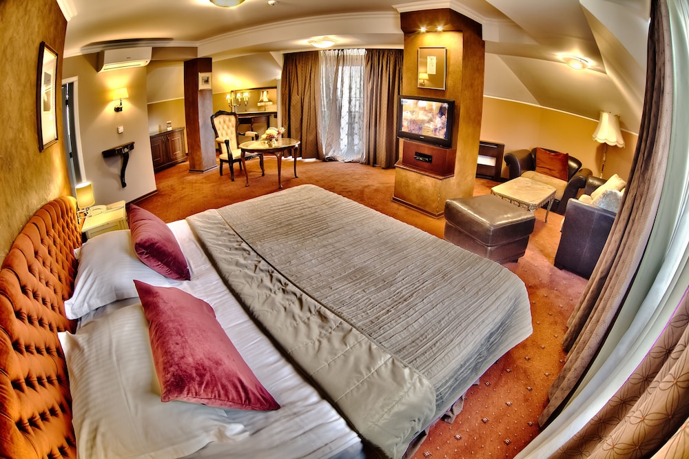 Meg Lozenetz Hotel 11/62