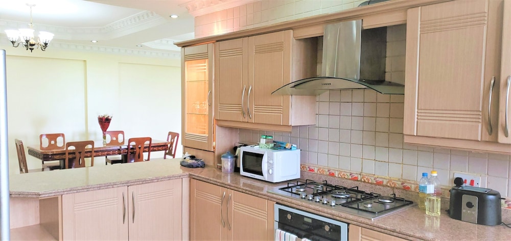 Luxury 2-Bdrm Apartment In Oysterbay 46/50