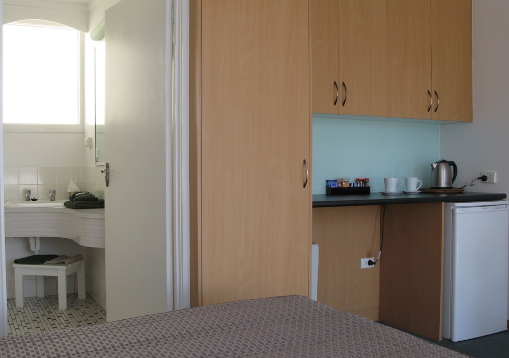 BARCLAY MOTOR INN 34/71