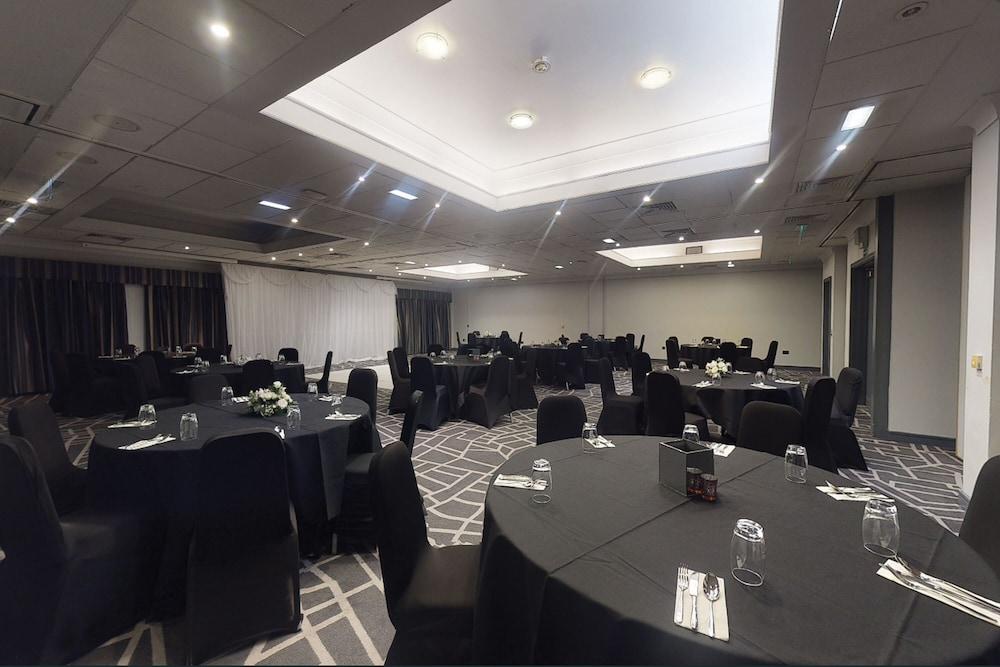 VILLAGE BIRMINGHAM WALSALL - HOTEL & LEISURE CLUB 51/58