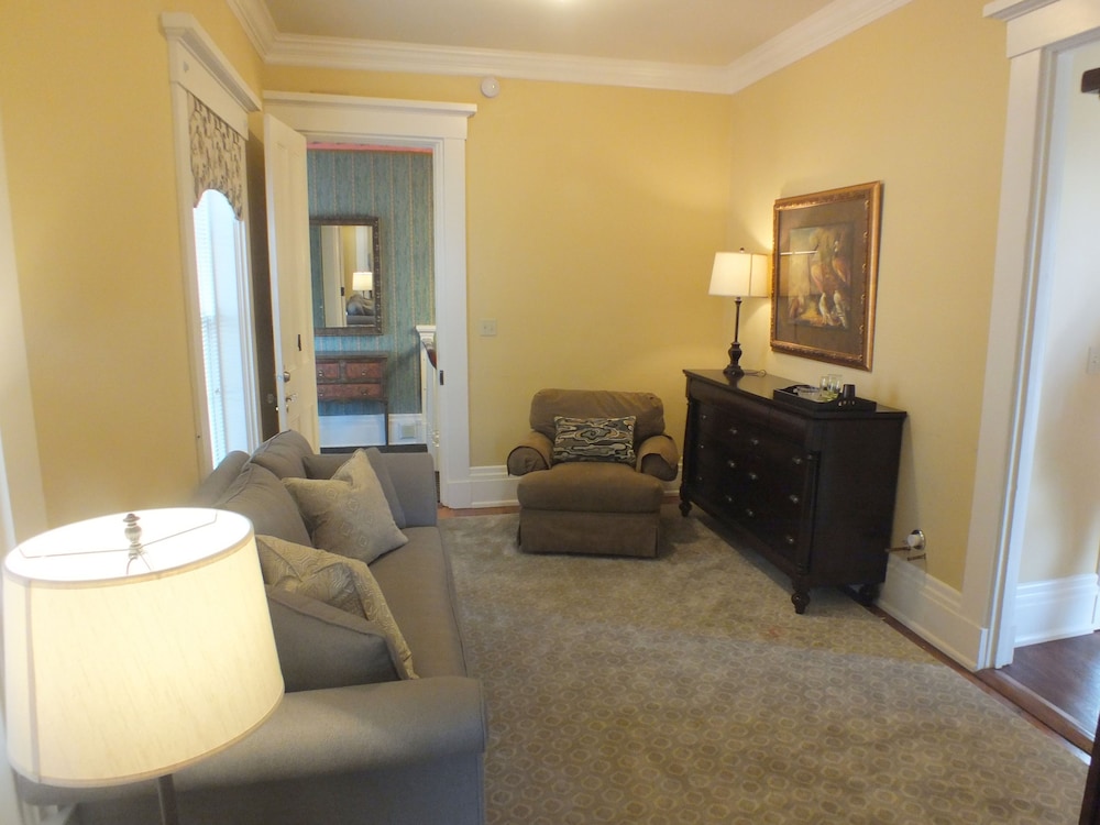The Pepin Mansion Historic B&B 30/50
