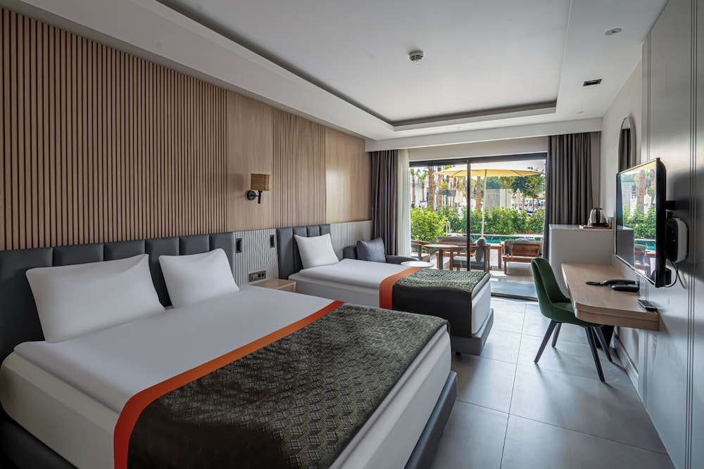 DELUXE SWIM UP ROOM