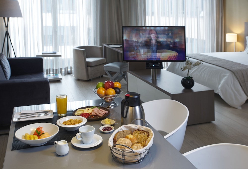 100 Luxury Suites By Preferred 64/76