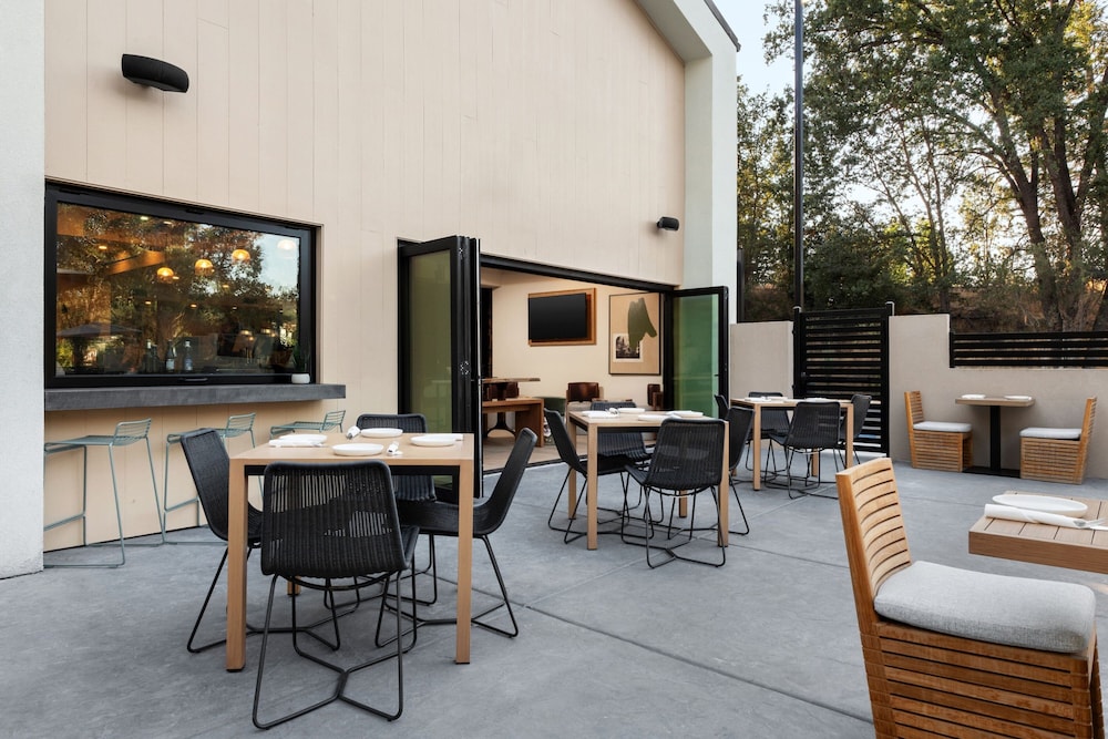 The Inelle, Oakhurst Yosemite, a Tribute Portfolio Hotel 32/46