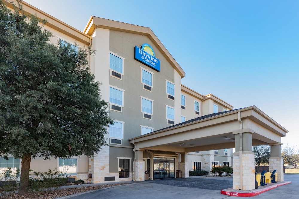 Days Inn & Suites by Wyndham San Antonio near Frost Bank Ctr 33/42