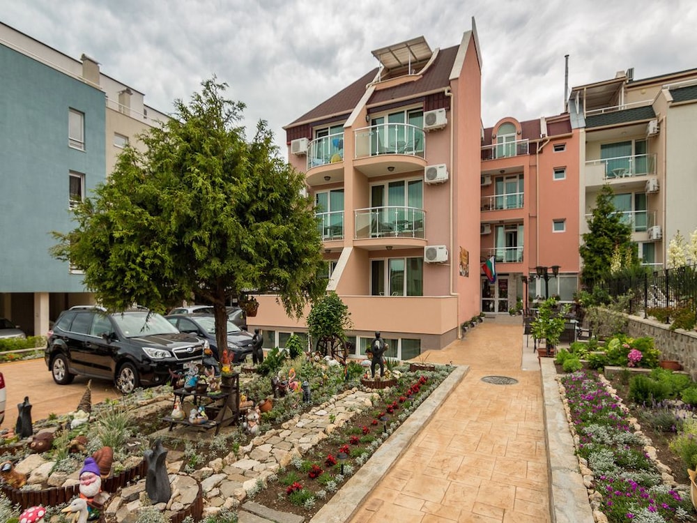 FAMILY HOTEL VENERA 2/48