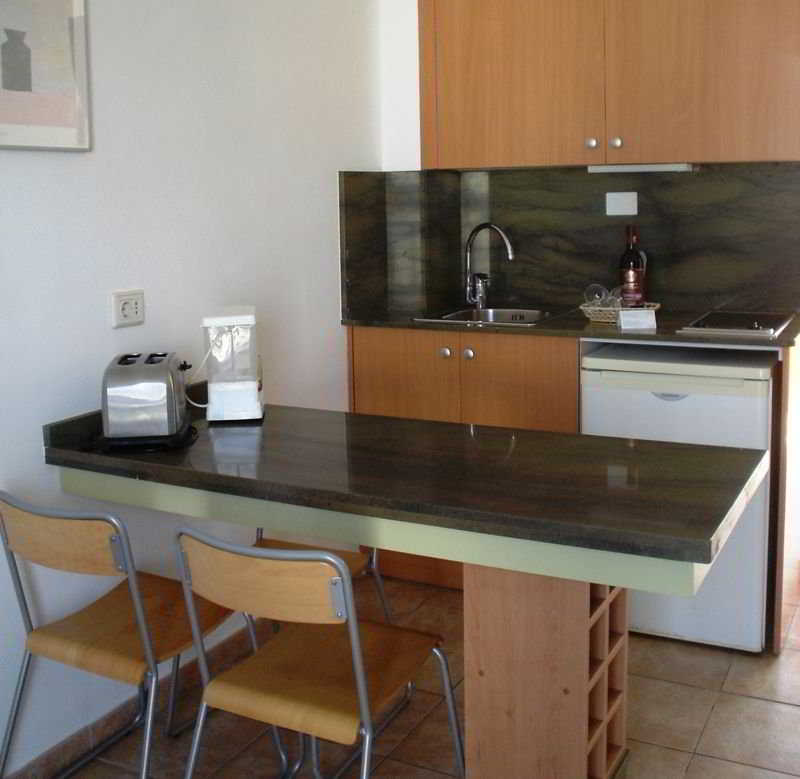 Karina Apartments 20/28