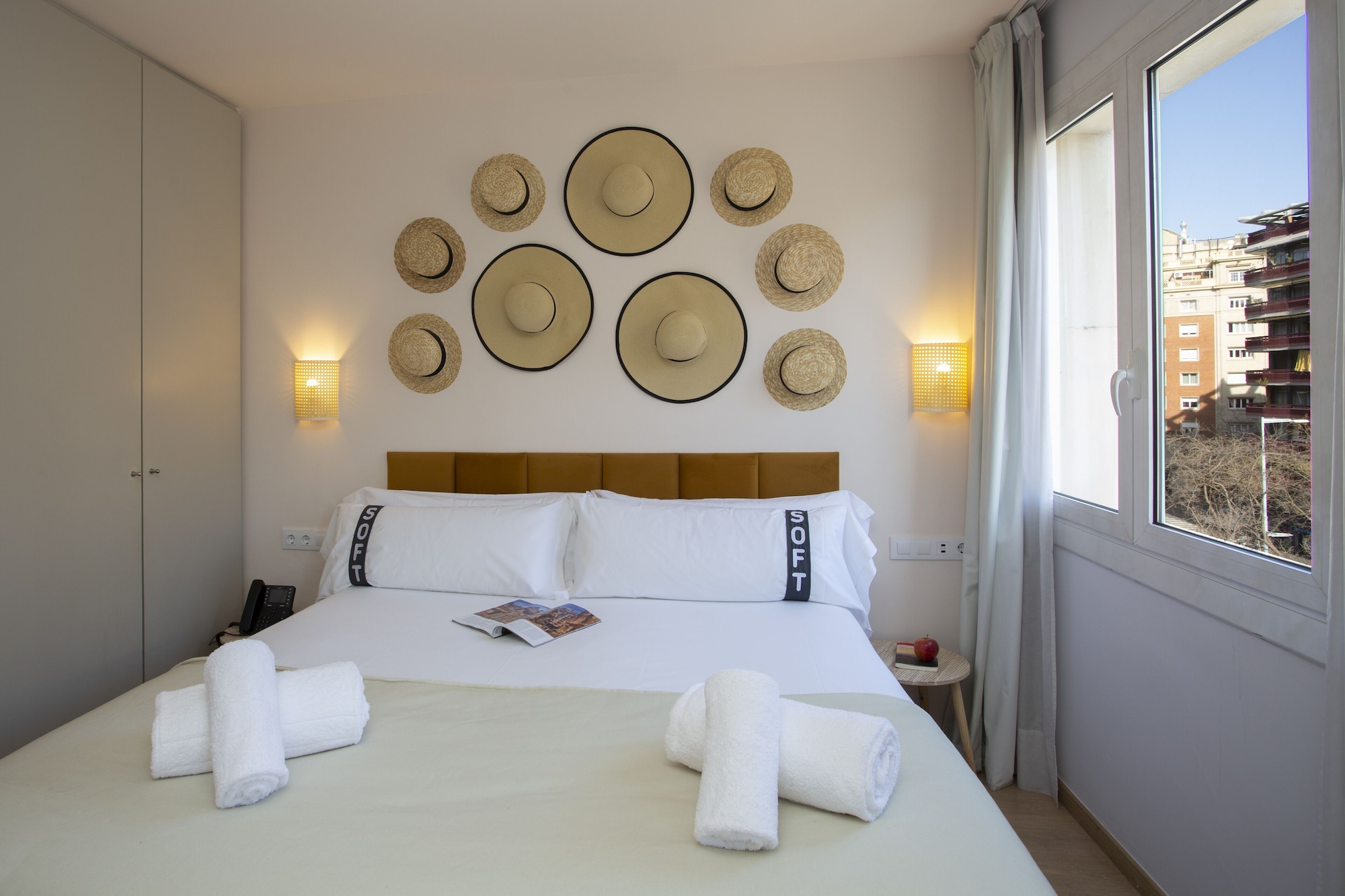 ROOM, QUEEN BED