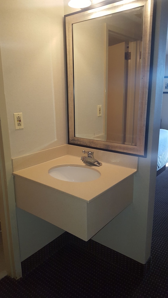 Wingate by Wyndham Williamsburg 48/49