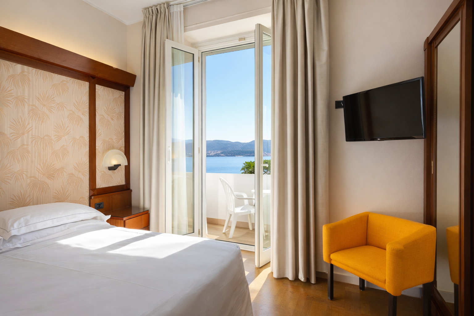 Superior, Double Bed, Lateral Side Sea View, Balcony