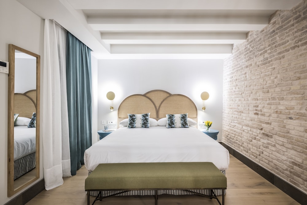 STANDARD, DOUBLE OR TWIN BED, COURTYARD AREA