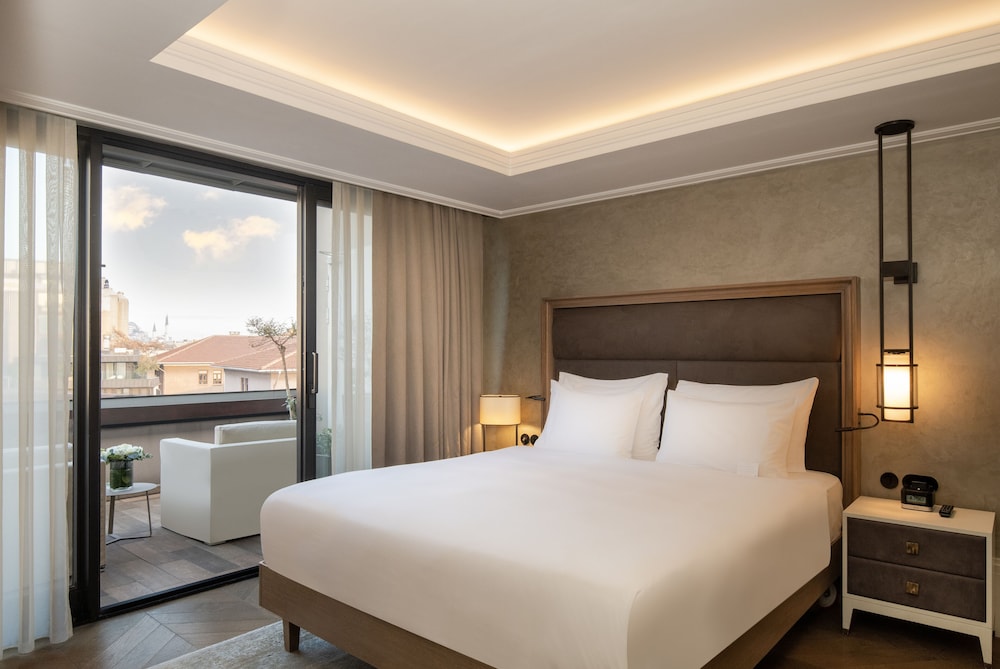 PREMIER, DELUXE, QUEEN BED, BALCONY
