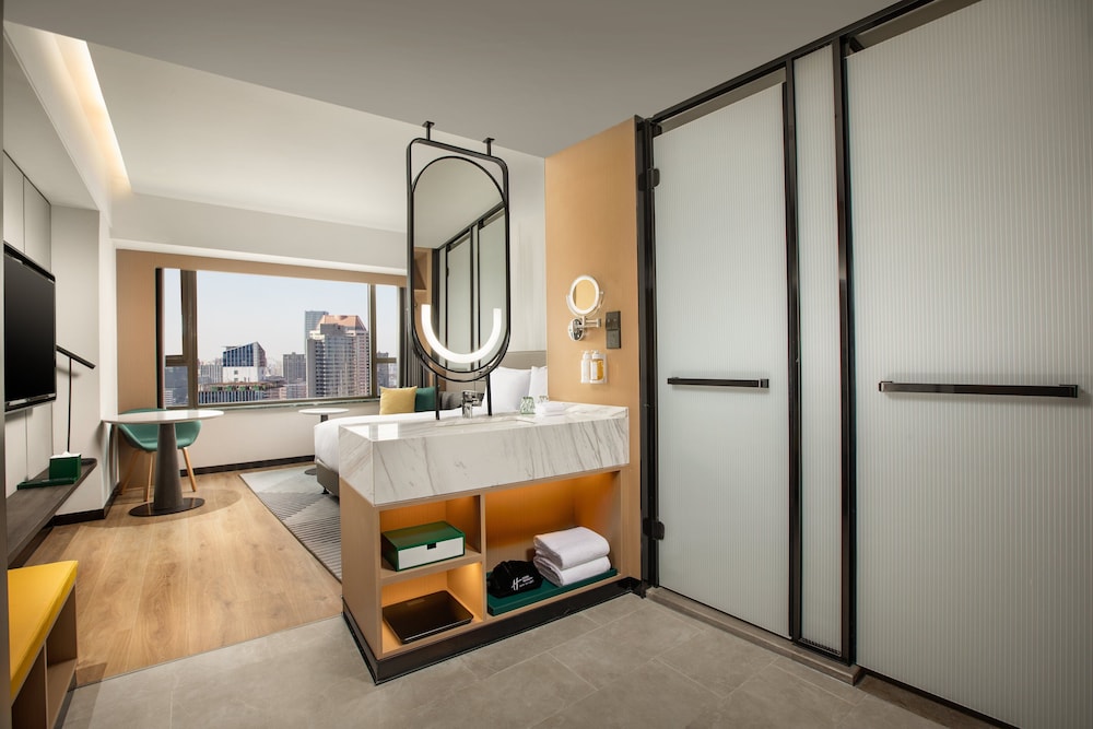 Holiday Inn Shanghai Nanjing Road 20/75
