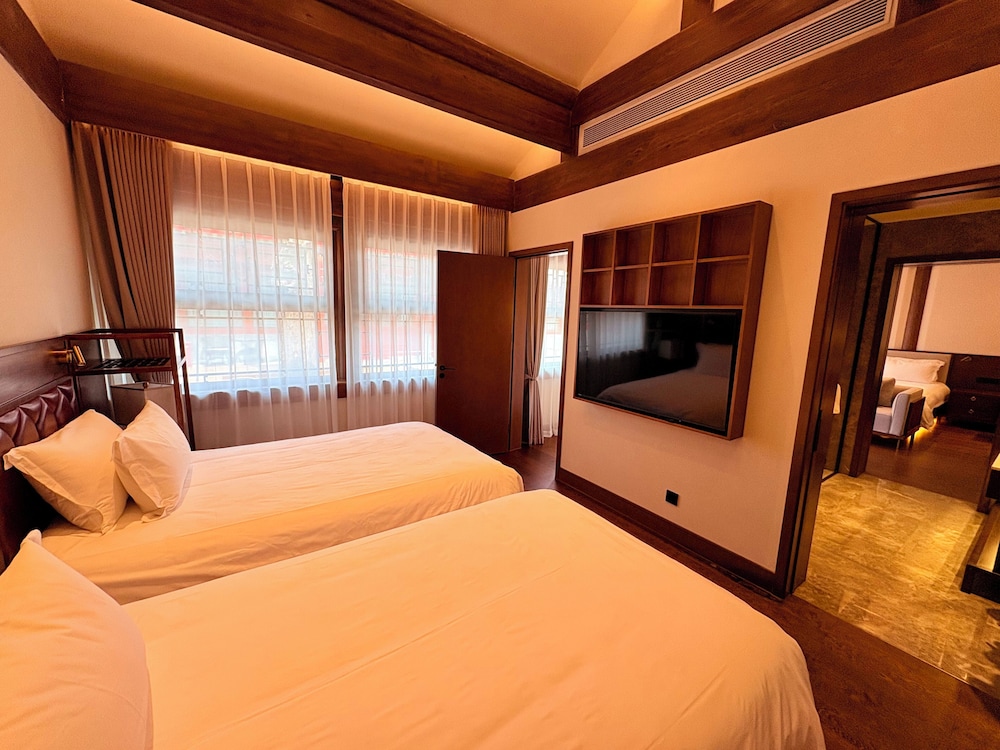 The Jingshan Garden Hotel 19/66
