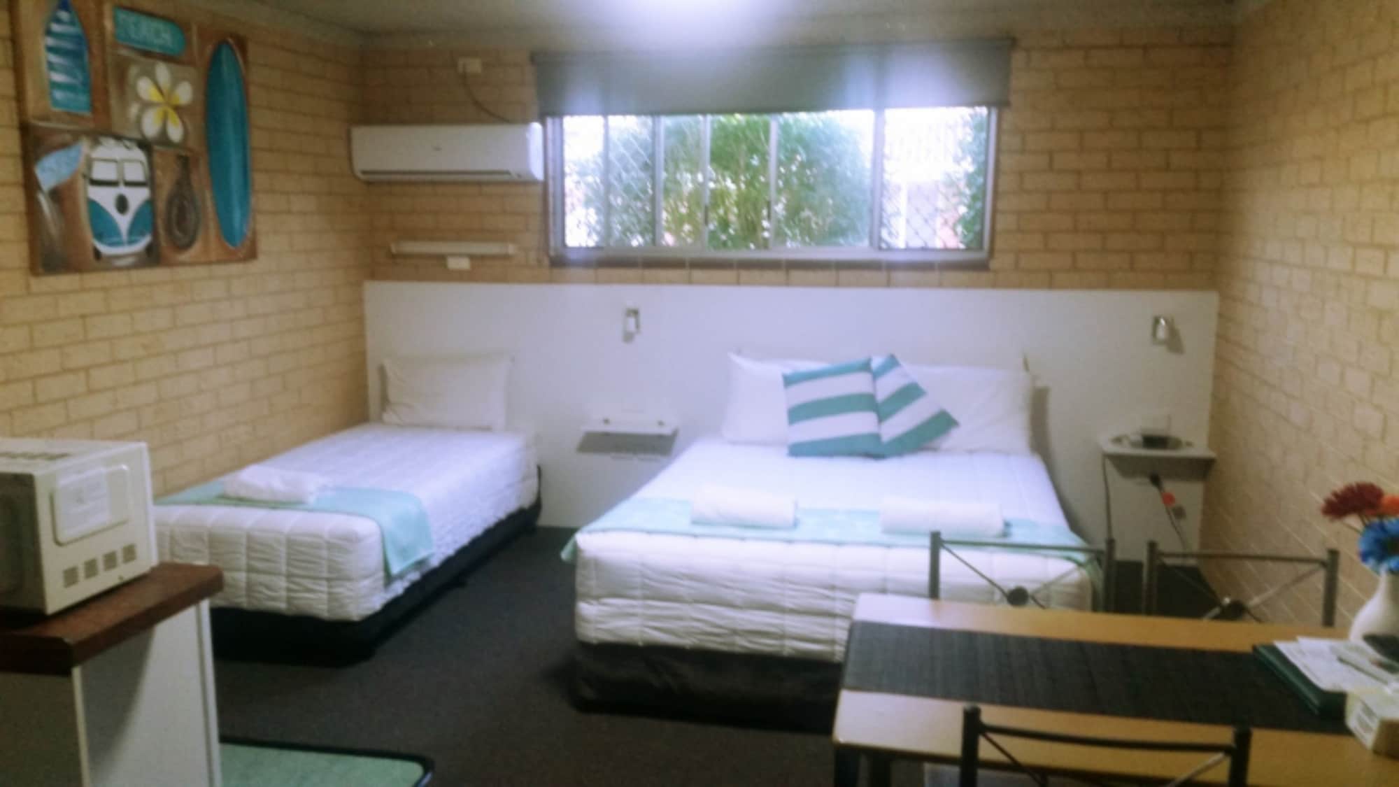 ROOM, TWIN BEDS