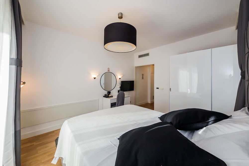 Hotel Riva 12/48