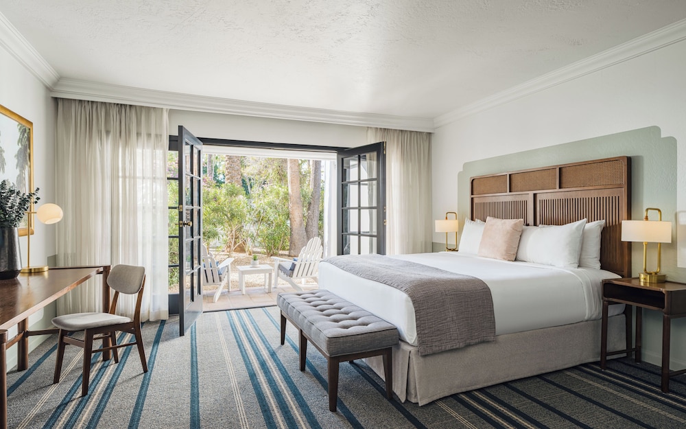 Courtyard, King Bed, Accessible