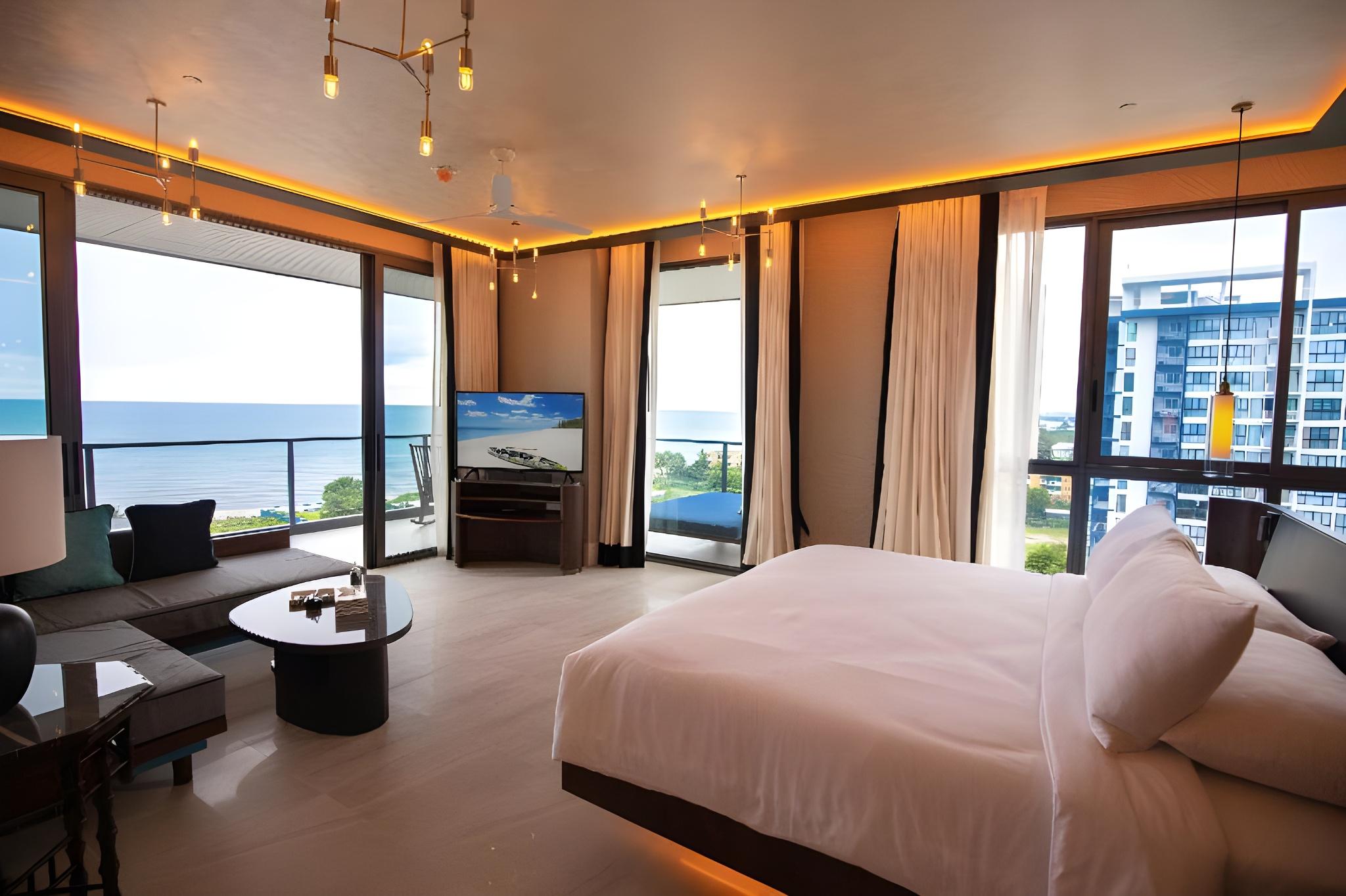 Grand, Suite, King Bed, Corner